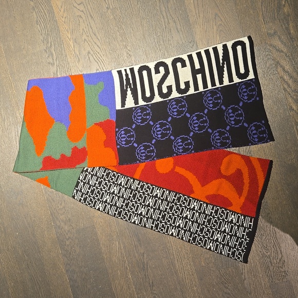 MOSCHINO scarf NEW - Picture 3 of 3
